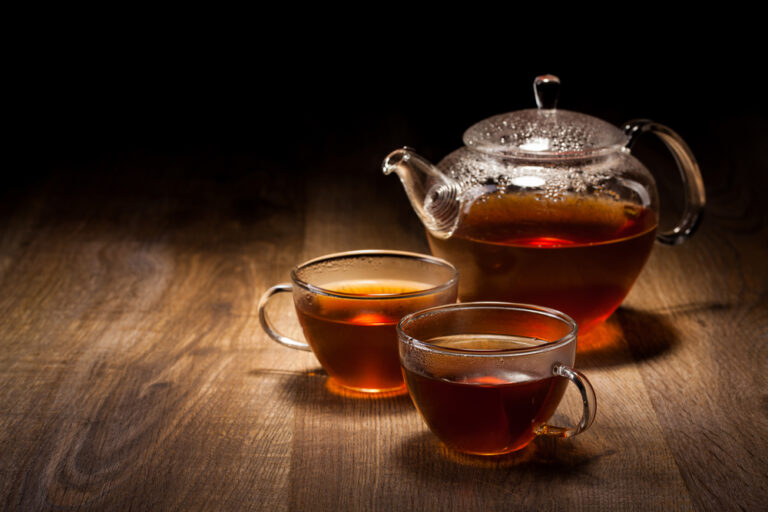 oolong tea in pot and cups