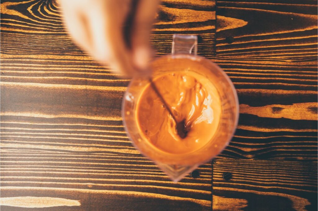 barista mixing thai milk tea